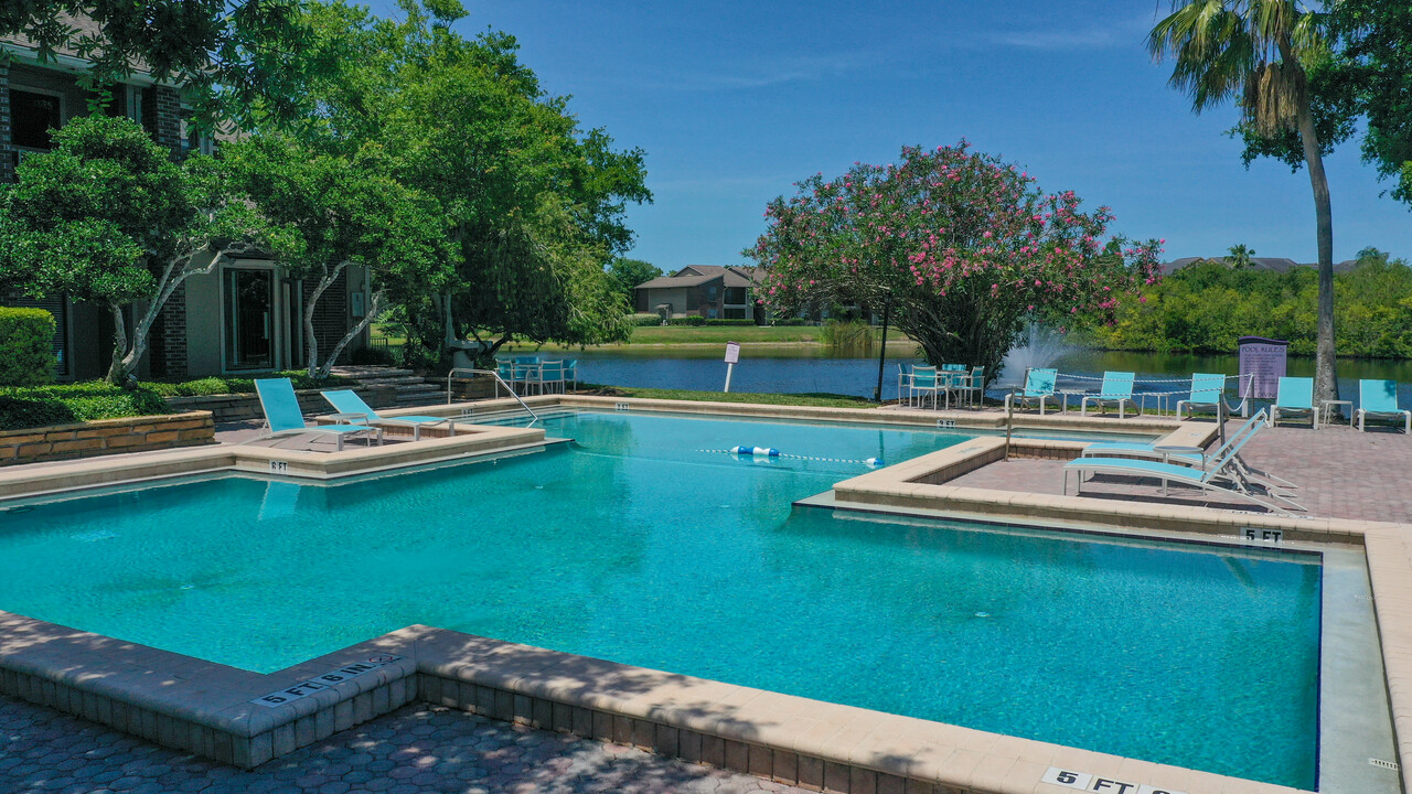 Lincoln Shores Apartments in St. Petersburg, FL - Building Photo