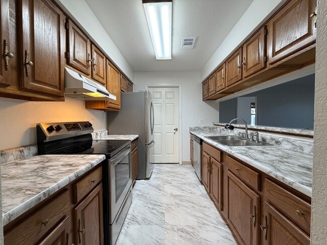 12043 W Cross Dr in Littleton, CO - Building Photo - Building Photo