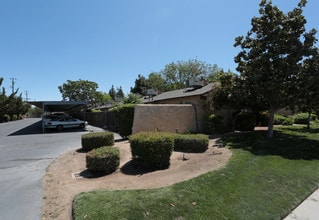 Music Ave. Apartments in Clovis, CA - Foto de edificio - Building Photo