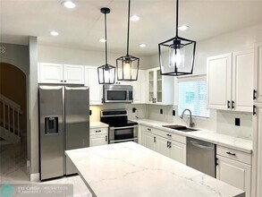 2952 NW 33rd Ln in Lauderdale Lakes, FL - Building Photo - Building Photo