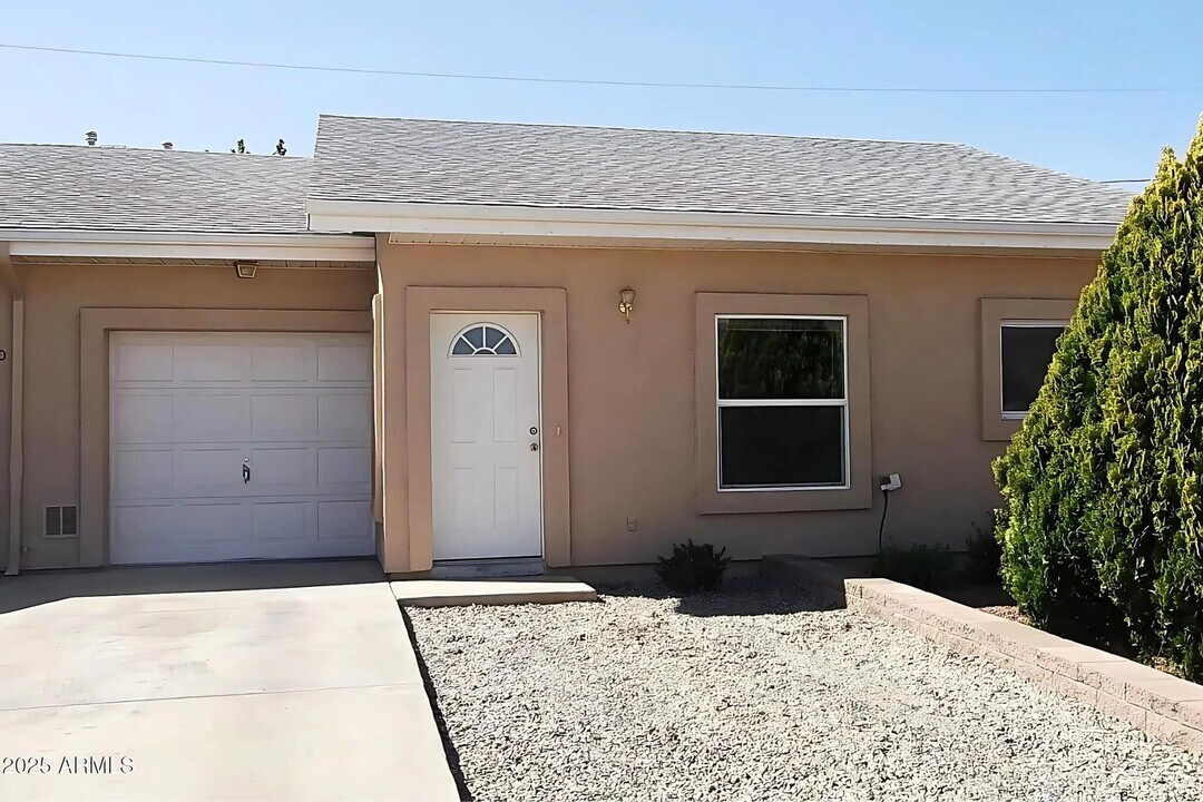 8430 E Leigh Dr in Prescott Valley, AZ - Building Photo