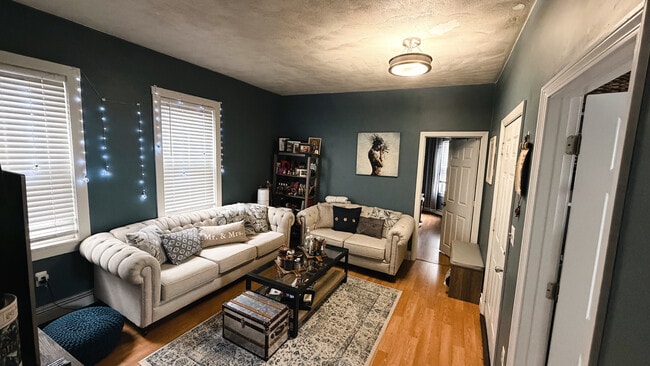 149 Essex St, Unit 2 in Chelsea, MA - Foto de edificio - Building Photo