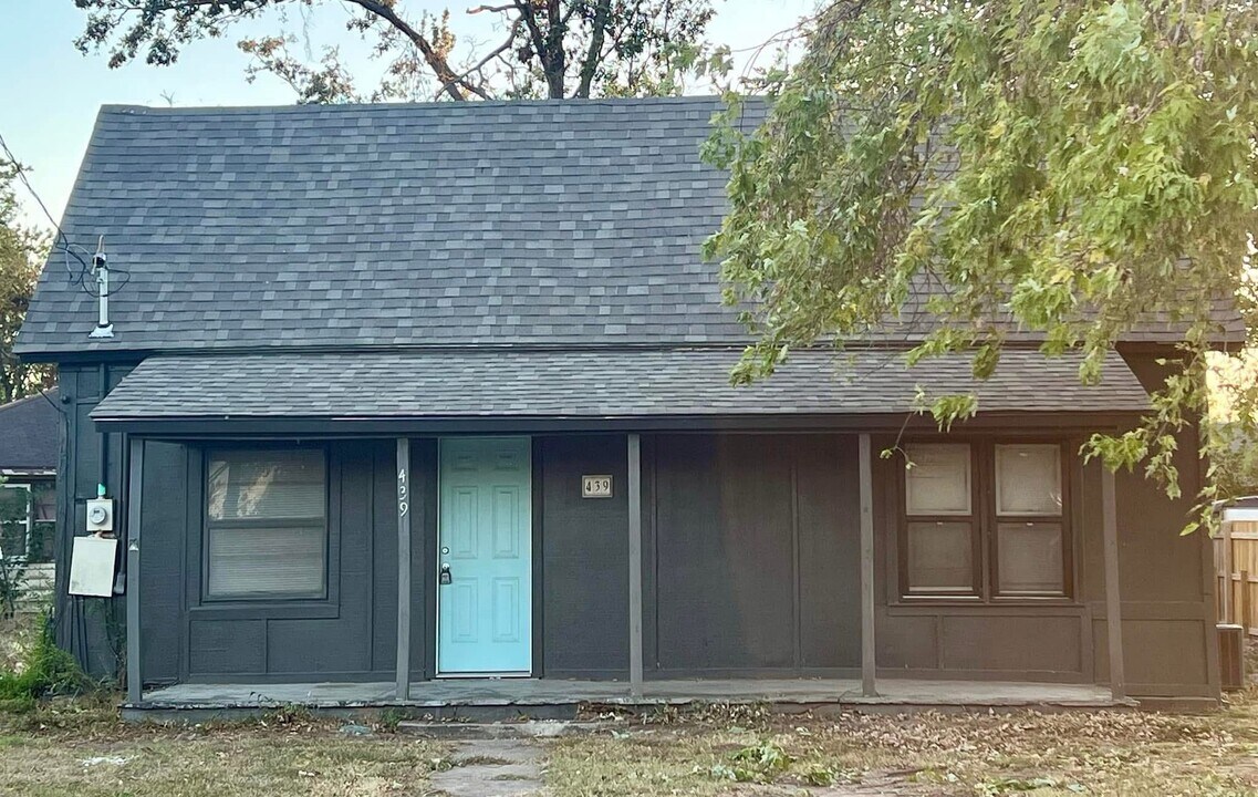 439 E 1st St in Claremore, OK - Building Photo