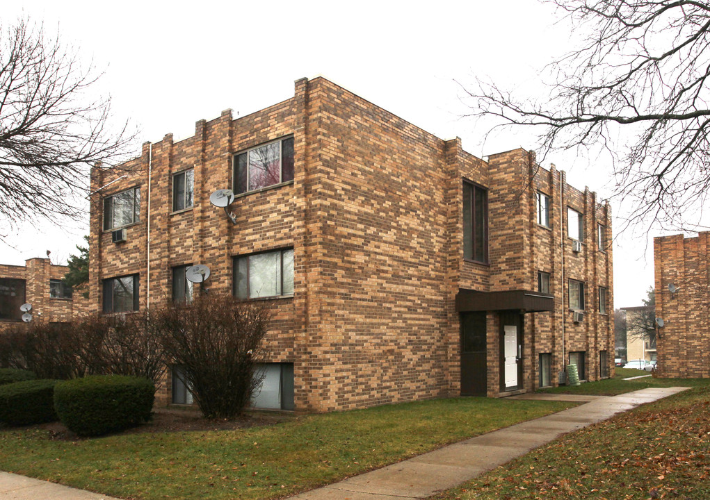 1135 N Boxwood Dr in Mount Prospect, IL - Building Photo