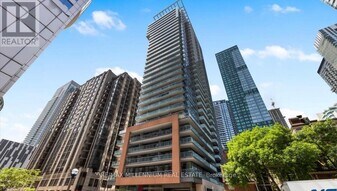 8 Mercer St in Toronto, ON - Building Photo