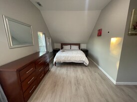 4522 E Washington St, Unit Unit 5 in Indianapolis, IN - Building Photo