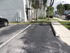4864 NW 97th Ct in Doral, FL - Building Photo - Building Photo