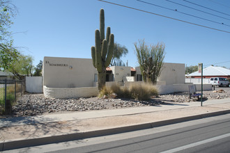 Swan Apartments in Tucson, AZ - Foto de edificio - Building Photo