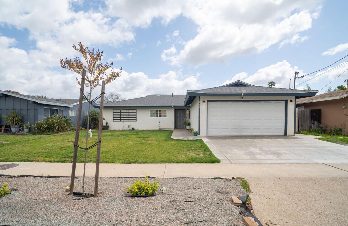 1929 Oak Hill Dr in Escondido, CA - Building Photo