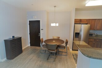 13951 Sherman Way, Unit 309 in Los Angeles, CA - Foto de edificio - Building Photo