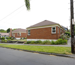 Helenas Court Apartments in Portland, OR - Building Photo - Building Photo