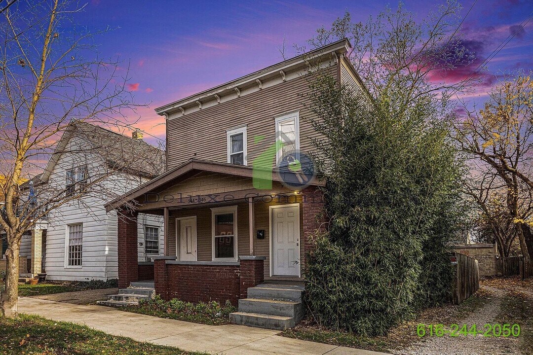 344 Diamond Ave SE in Grand Rapids, MI - Building Photo