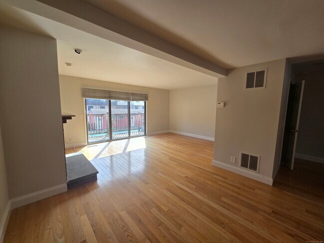 237 Strawberry Hill Ave in Stamford, CT - Building Photo - Building Photo