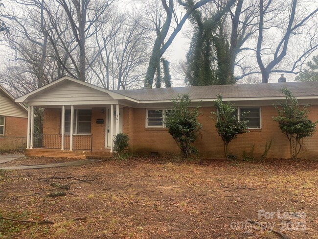 1961 Arnold Dr in Charlotte, NC - Foto de edificio - Building Photo