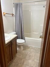 4024 Canterbury Dr, Unit 4028 in Erie, PA - Foto de edificio - Building Photo