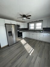 31 Francis Ave in Enfield, CT - Building Photo - Building Photo