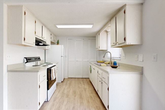 Julia Court Cottages in New Port Richey, FL - Building Photo - Interior Photo