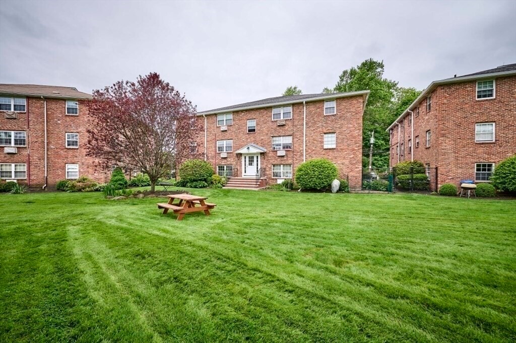 3 Colonial Village Dr in Arlington, MA - Building Photo