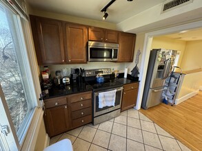 208 Holland St, Unit 2 in Somerville, MA - Foto de edificio - Building Photo