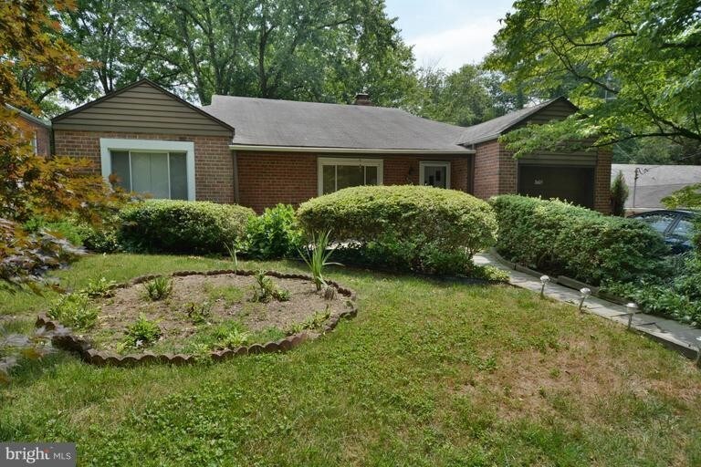 8605 Springdell Pl in Chevy Chase, MD - Building Photo