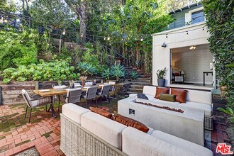 8326 Ridpath Dr in Los Angeles, CA - Building Photo - Building Photo