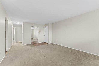 23700 W Warren Ave in Dearborn Heights, MI - Building Photo - Building Photo