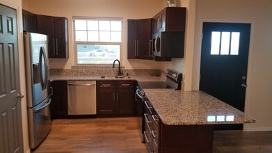 1412 W Lakeside Dr, Unit B in Moses Lake, WA - Foto de edificio - Building Photo