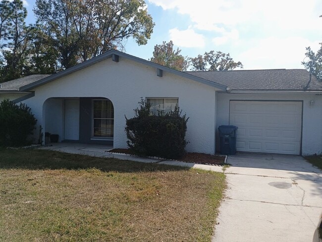 11280 Elgin Blvd in Spring Hill, FL - Building Photo - Building Photo
