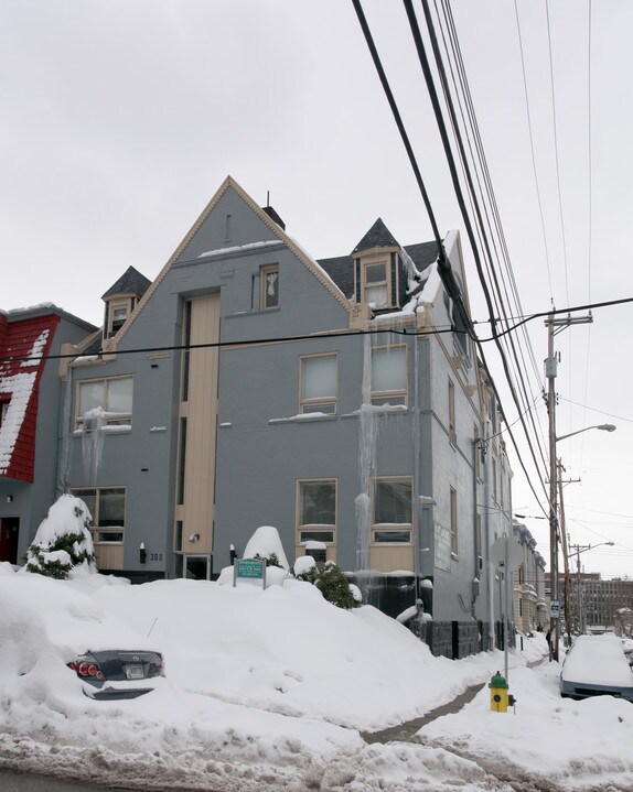 300 Meyran Ave in Pittsburgh, PA - Foto de edificio