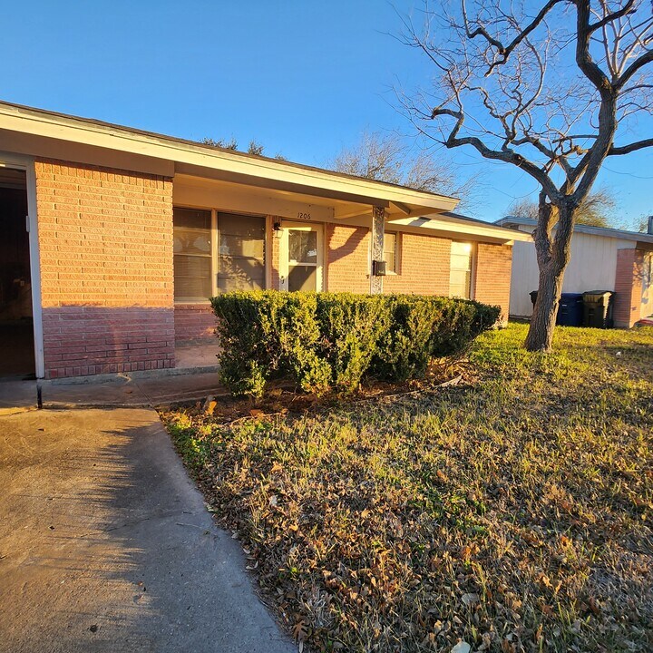 1206 Arnold Dr in Corpus Christi, TX - Building Photo