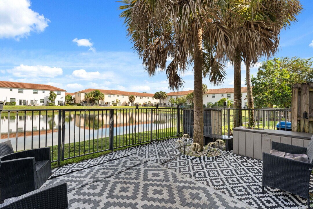 5313 Ashley River Rd in West Palm Beach, FL - Foto de edificio