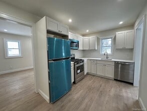 12 Canyon St in Huntington, NY - Building Photo - Building Photo