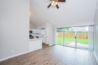 910 Companion Dr in Crosby, TX - Foto de edificio - Building Photo