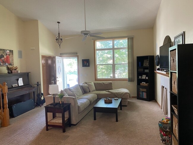 17505 48th Pl N in Minneapolis, MN - Foto de edificio - Building Photo