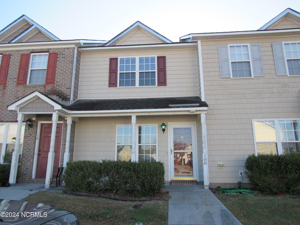 108 Streamwood Dr in Jacksonville, NC - Building Photo