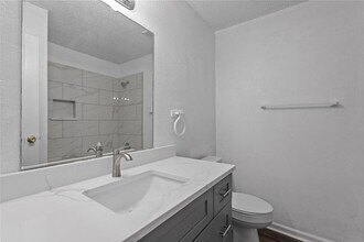 11002 Hammerly Blvd, Unit 61 in Houston, TX - Foto de edificio - Building Photo