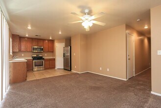 4973 Blue Marlin Ave in Las Vegas, NV - Foto de edificio - Building Photo