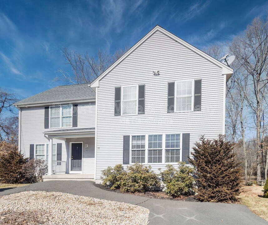 10 Winthrop Dr in Farmington, CT - Building Photo