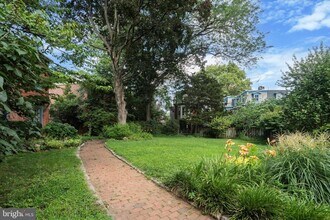 3725 Lancaster Ave in Philadelphia, PA - Foto de edificio - Building Photo