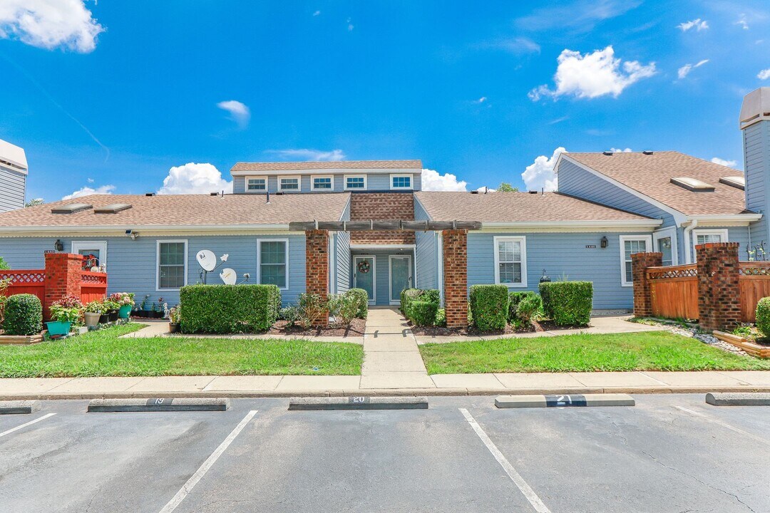 1444 Lake Geneve Dr in Virginia Beach, VA - Building Photo