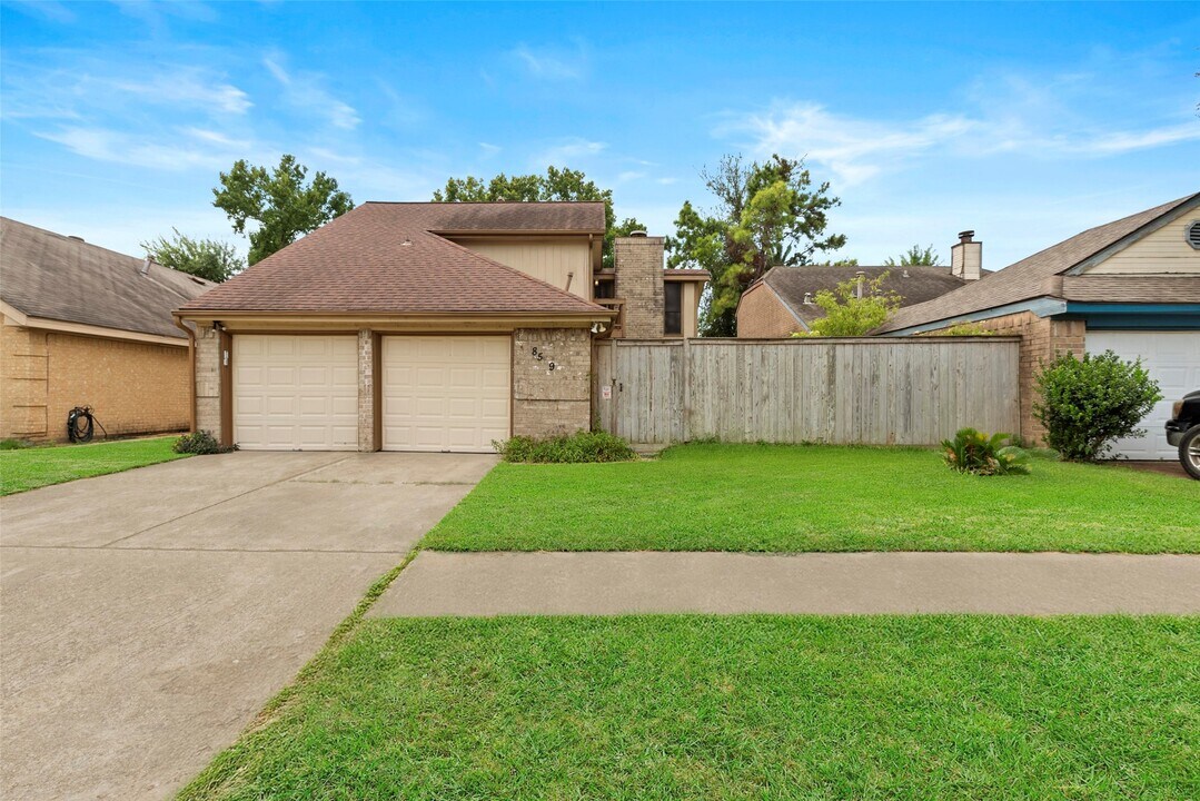 8519 Wild Basin Dr in Houston, TX - Building Photo