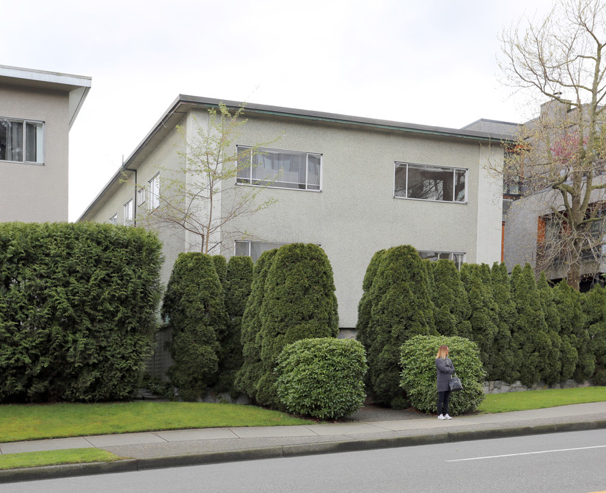 1116 W 12th Ave in Vancouver, BC - Building Photo