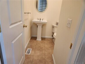 1 Oak Meadows Dr in Brookfield, CT - Building Photo - Building Photo