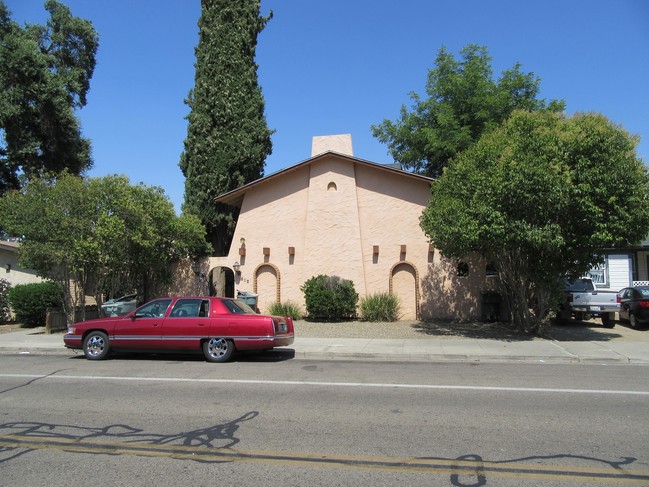 612 S Church St in Visalia, CA - Foto de edificio - Building Photo