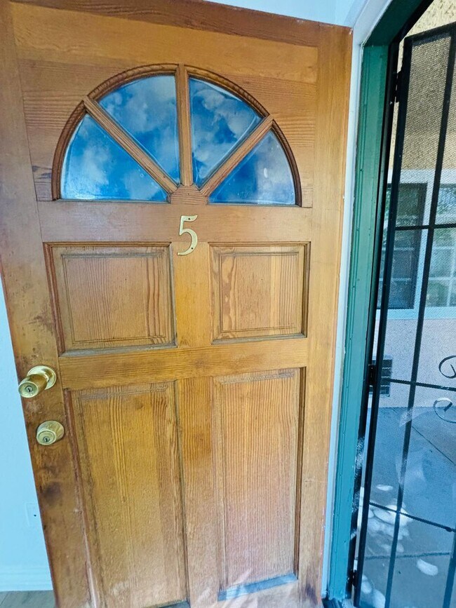 10635 Sherman Grove Ave in Los Angeles, CA - Foto de edificio - Building Photo