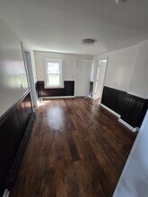 135 Willow St, Unit 1 in Meriden, CT - Building Photo - Building Photo