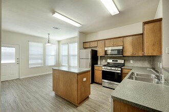 2215 Dry Creek Dr in Round Rock, TX - Building Photo - Building Photo