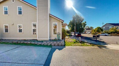 1284 Giffen Pl in Santa Rosa, CA - Building Photo - Building Photo