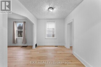 6367 High St in Niagara Falls, ON - Foto de edificio - Building Photo