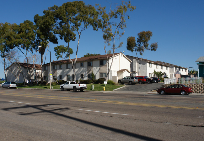 James Place Apartments in Chula Vista, CA - Foto de edificio - Building Photo